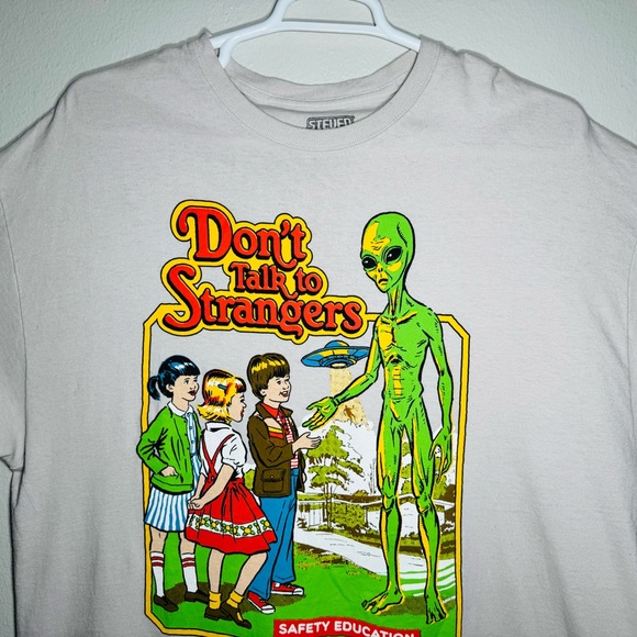 Don't Talk to Strangers Alien T-Shirt By Steven Rhodes Size 2XL Beige - Picture 3 of 9